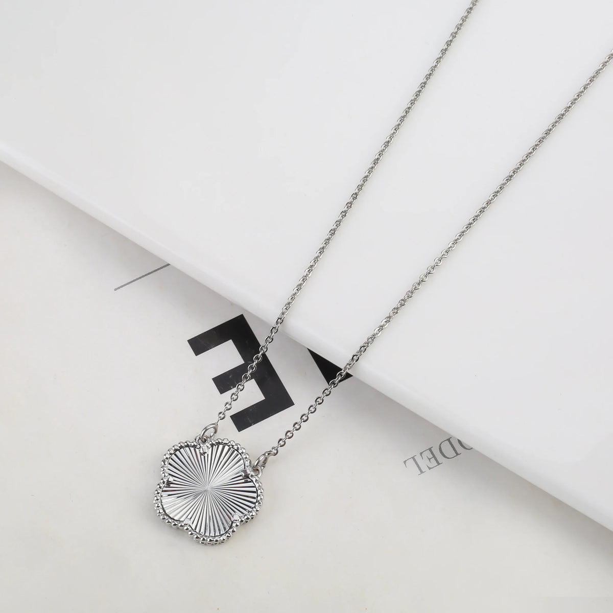 2025 Luxury Hot Selling Shiny Metal New Design Plant Five Leaf Flower Set 15mm Double Sided Women's Gilded Gift Clover
