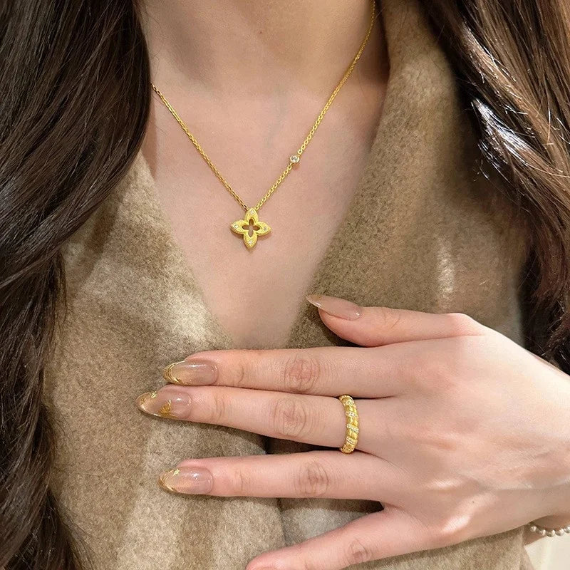 Women's Heavy Duty Hollow Four Leaf Clover Necklace Hot Sale Of The Season New Style Bubu Style Clavicle Chain Geometric Shap...