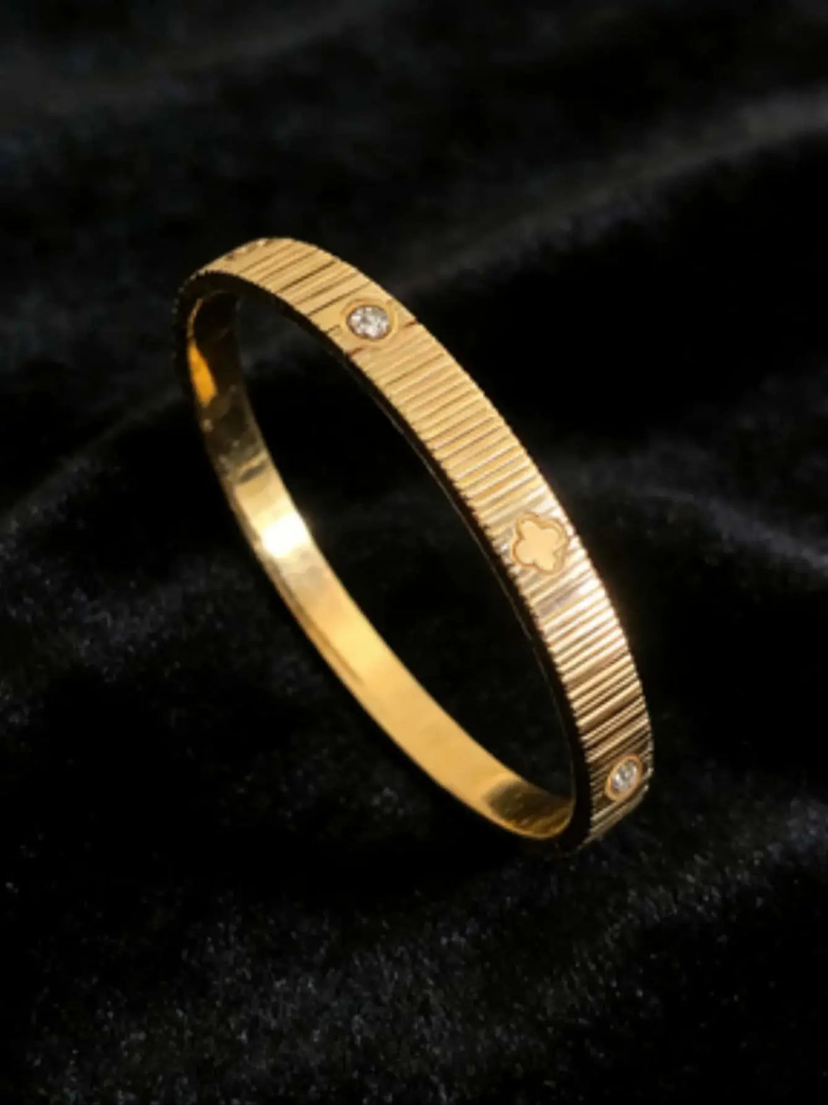 Fashionable Waterproof Non-Fading Titanium Steel Bracelet with Diamond-Encrusted Four-Leaf Flower Stripes, Versatile for Everyday Wear