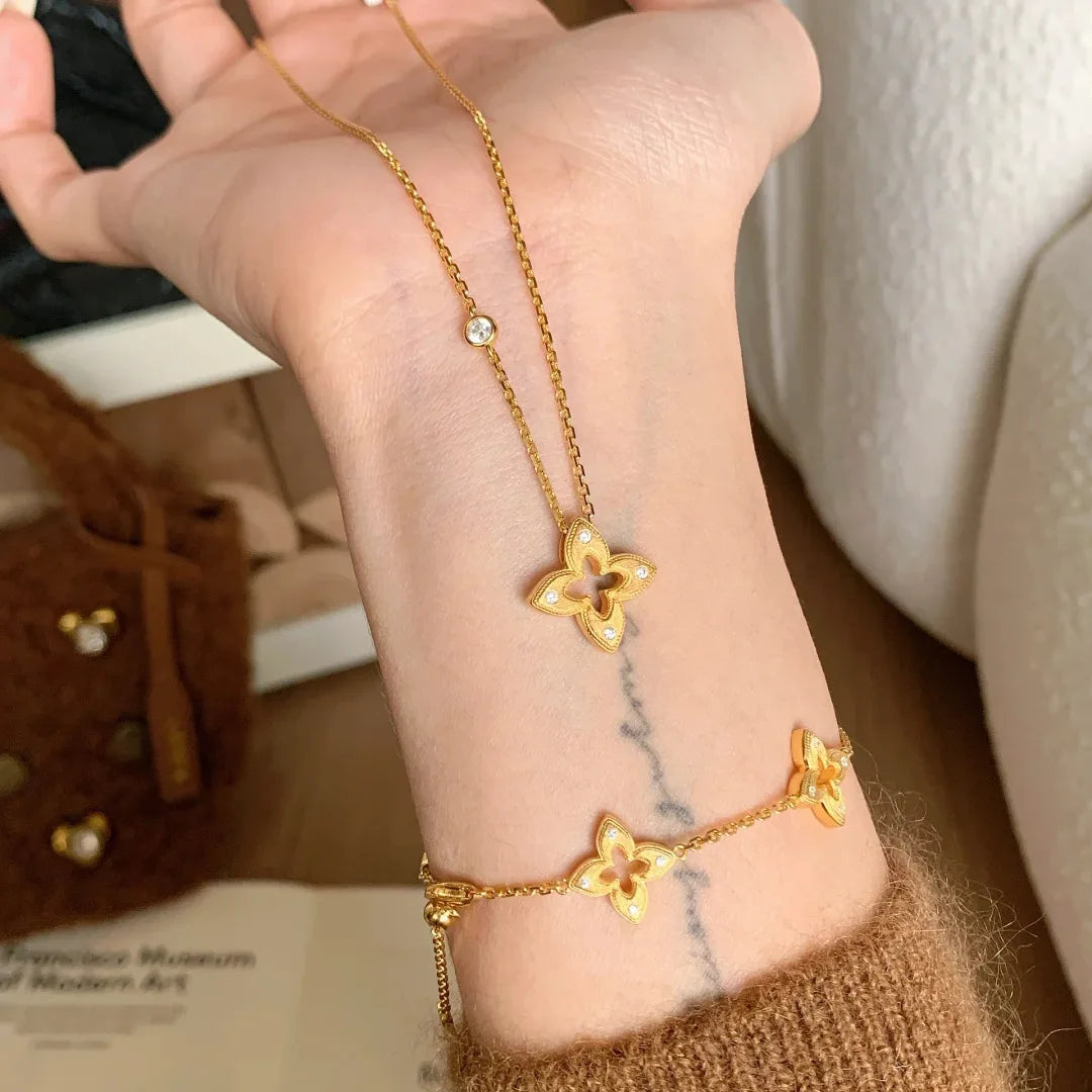 Gold-Plated Frosted Four-Leaf Clover Minimalist Clavicle Chain