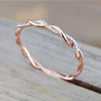 Bague fine torsadée minimaliste Huitan avec zircon cubique brillant