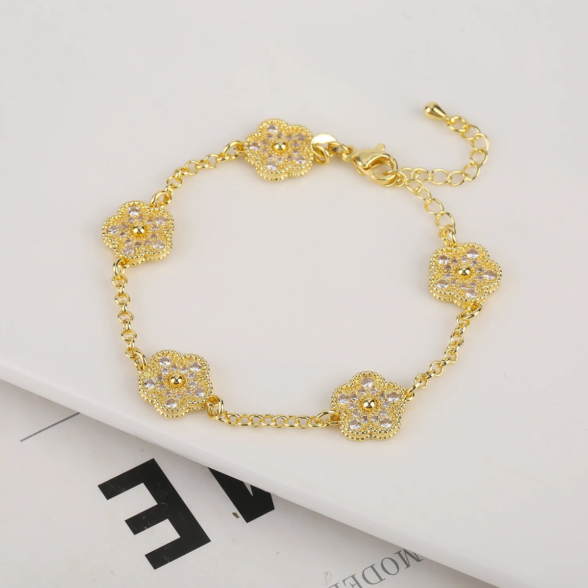 Hot Selling 18K Color Retention Electroplating New Plant Five Leaf Flower Micro Inlaid Zircon Set Necklace/Bracelet Women Clover