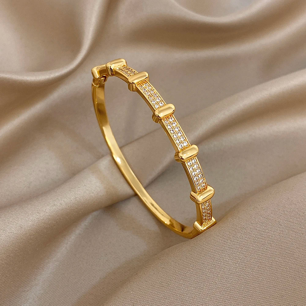 ChooseMe Trendy Inlaid Arrow-Shaped Gold-Plated Cubic Zircon Bangle