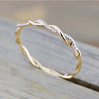 Bague fine torsadée minimaliste Huitan avec zircon cubique brillant