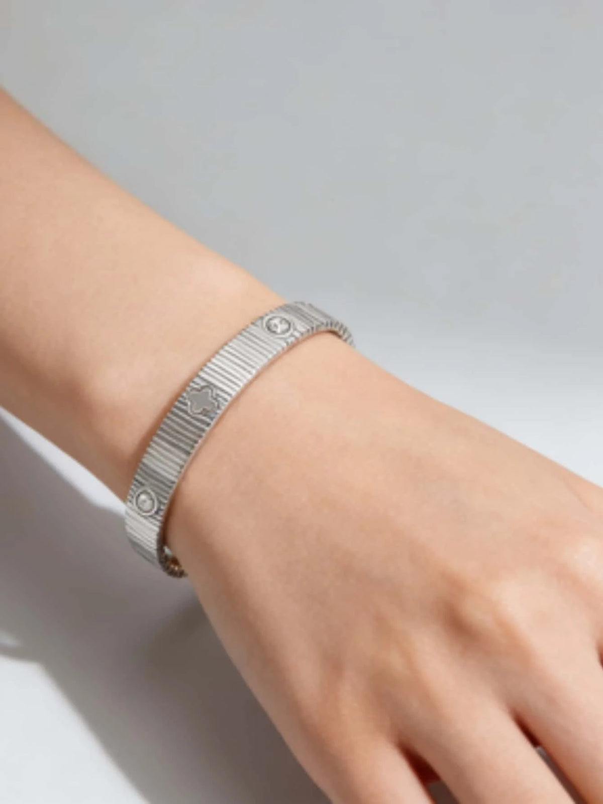 Fashionable Waterproof Non-Fading Titanium Steel Bracelet with Diamond-Encrusted Four-Leaf Flower Stripes, Versatile for Everyday Wear