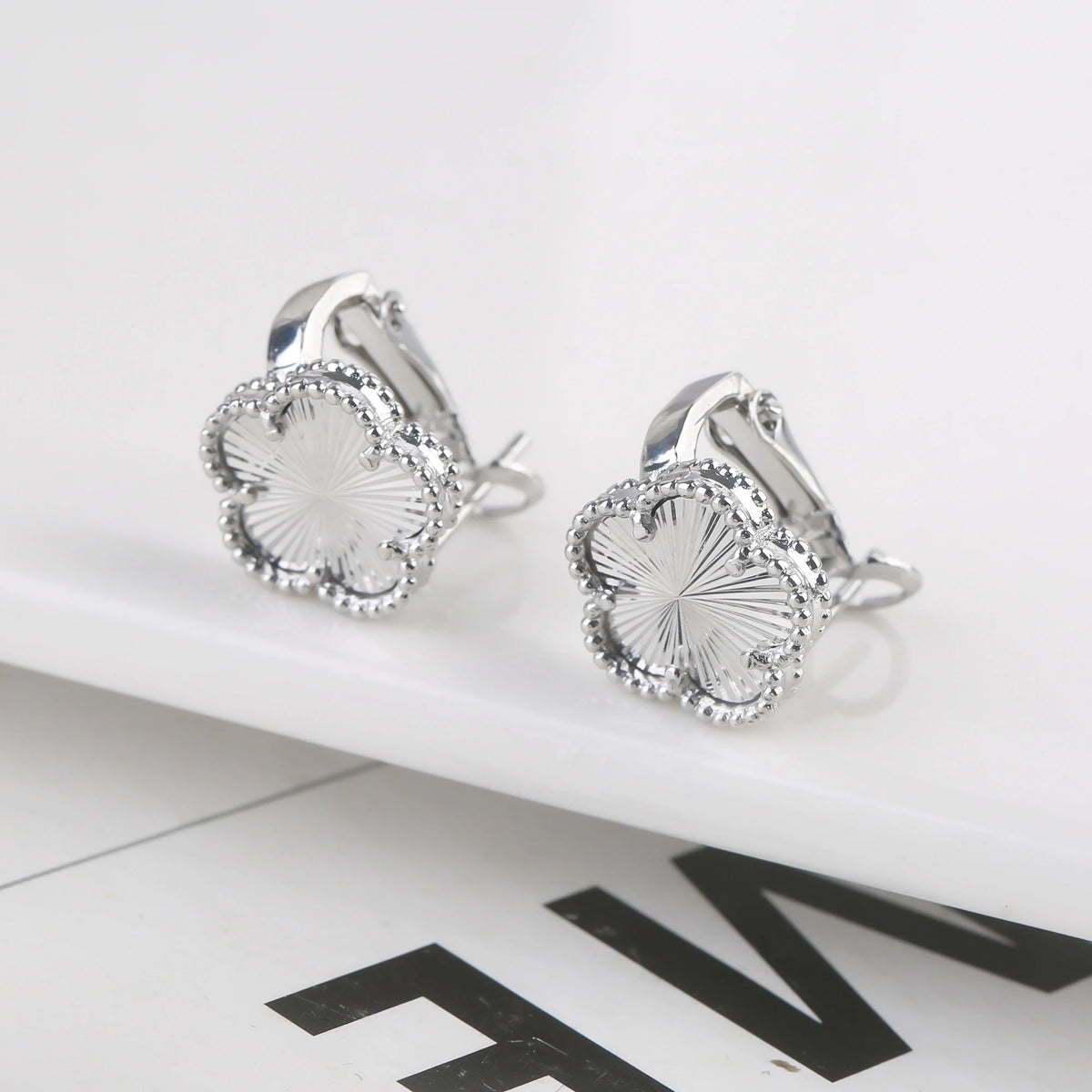 2025 Luxury Hot Selling Shiny Metal New Design Plant Five Leaf Flower Set 15mm Double Sided Women's Gilded Gift Clover