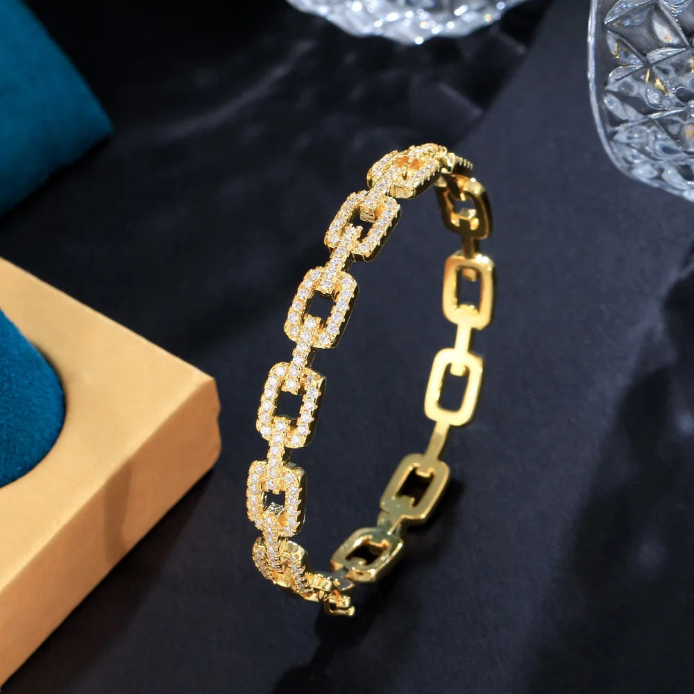 Light Luxury, Beauty, and Elegance Are Intertwined in This Hollow-Out Diamond-Encrusted Niche Design Bracelet