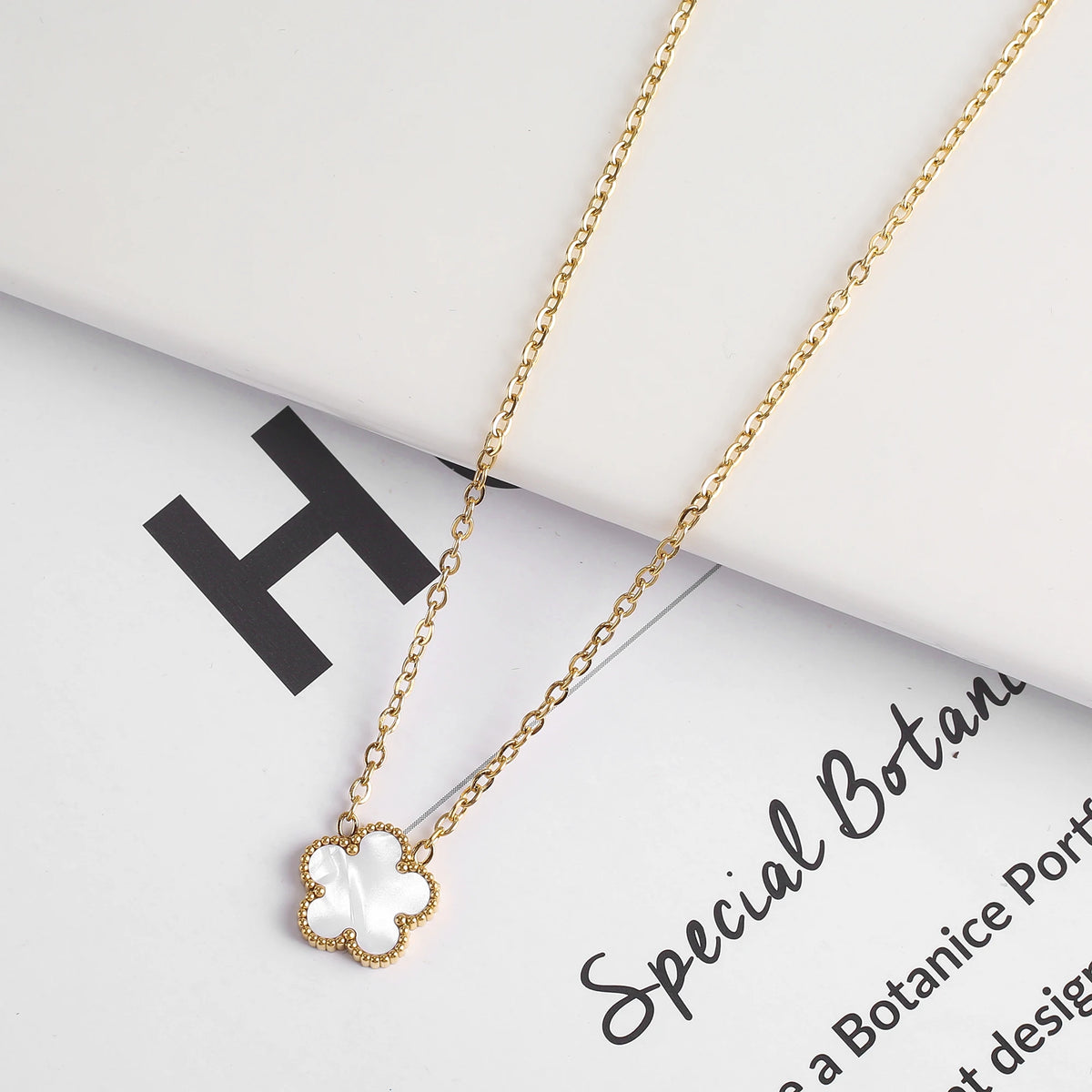 High Quality Hot Selling New Design Shell Acrylic Women's Stainless Steel Five Leaf Flower Jewelry Set That Does Not Fade Clover
