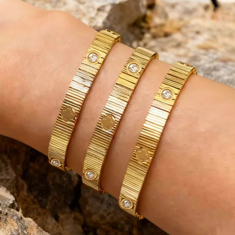 Fashionable Waterproof Non-Fading Titanium Steel Bracelet with Diamond-Encrusted Four-Leaf Flower Stripes, Versatile for Everyday Wear