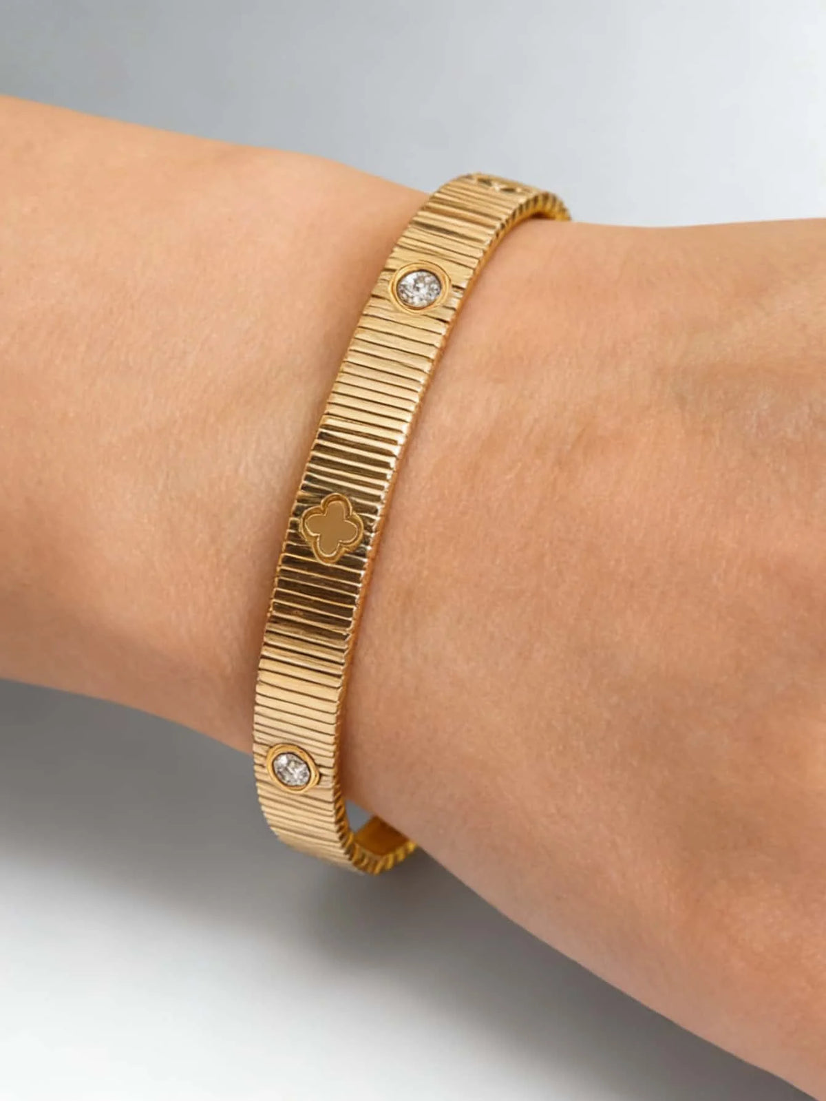 Fashionable Waterproof Non-Fading Titanium Steel Bracelet with Diamond-Encrusted Four-Leaf Flower Stripes, Versatile for Everyday Wear