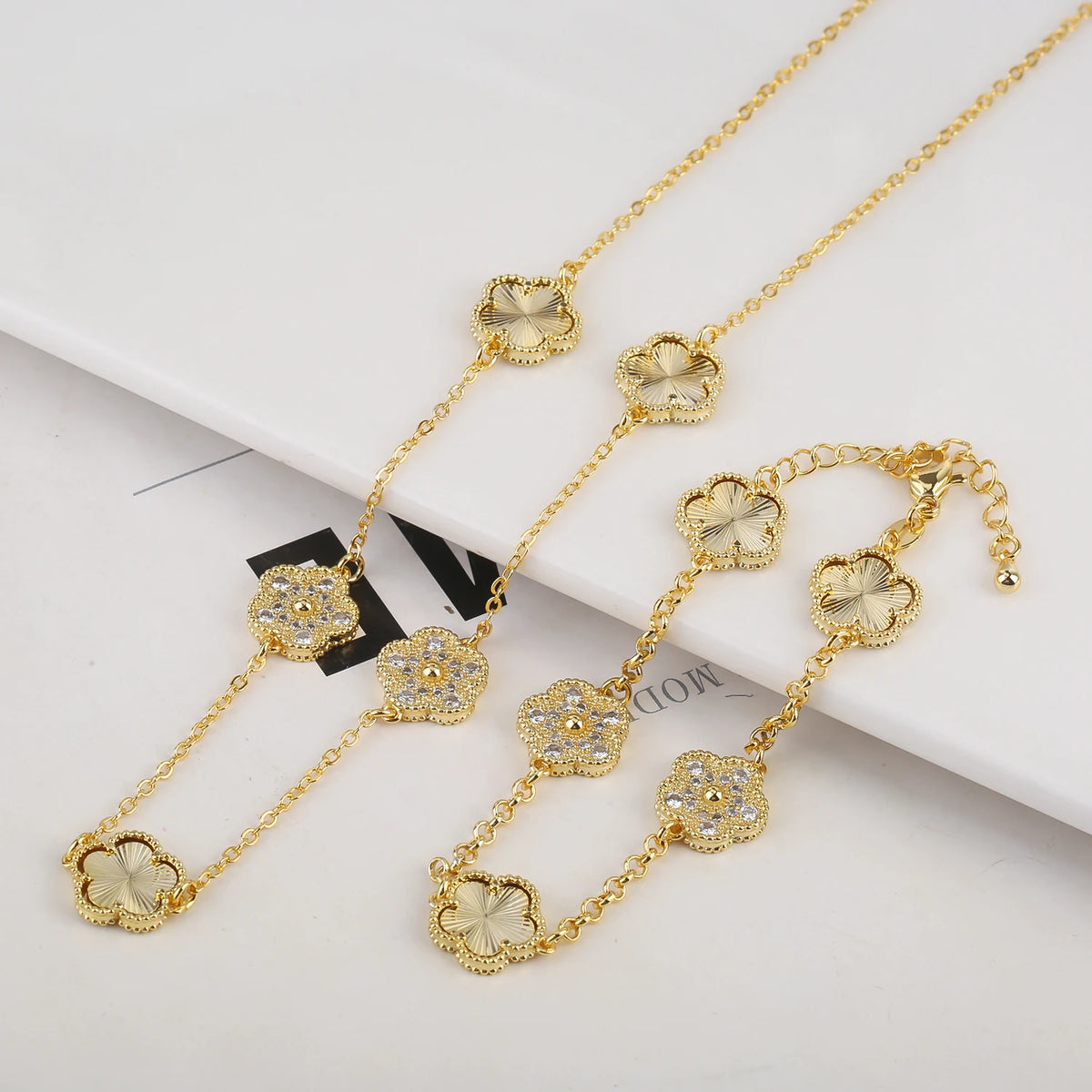 Hot Selling 18K Color Retention Electroplating New Plant Five Leaf Flower Micro Inlaid Zircon Set Necklace/Bracelet Women Clover