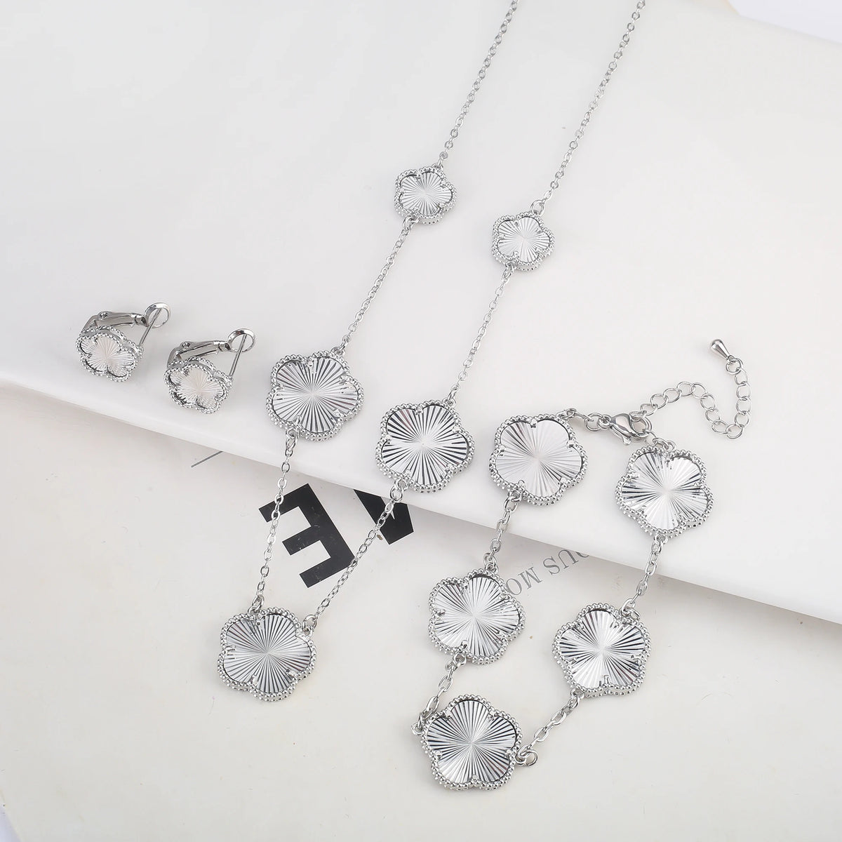 2025 Luxury Hot Selling Shiny Metal New Design Plant Five Leaf Flower Set 15mm Double Sided Women's Gilded Gift Clover