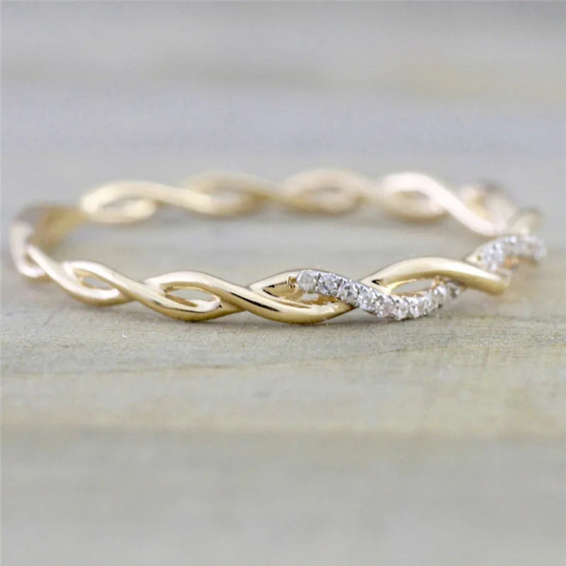 Bague fine torsadée minimaliste Huitan avec zircon cubique brillant
