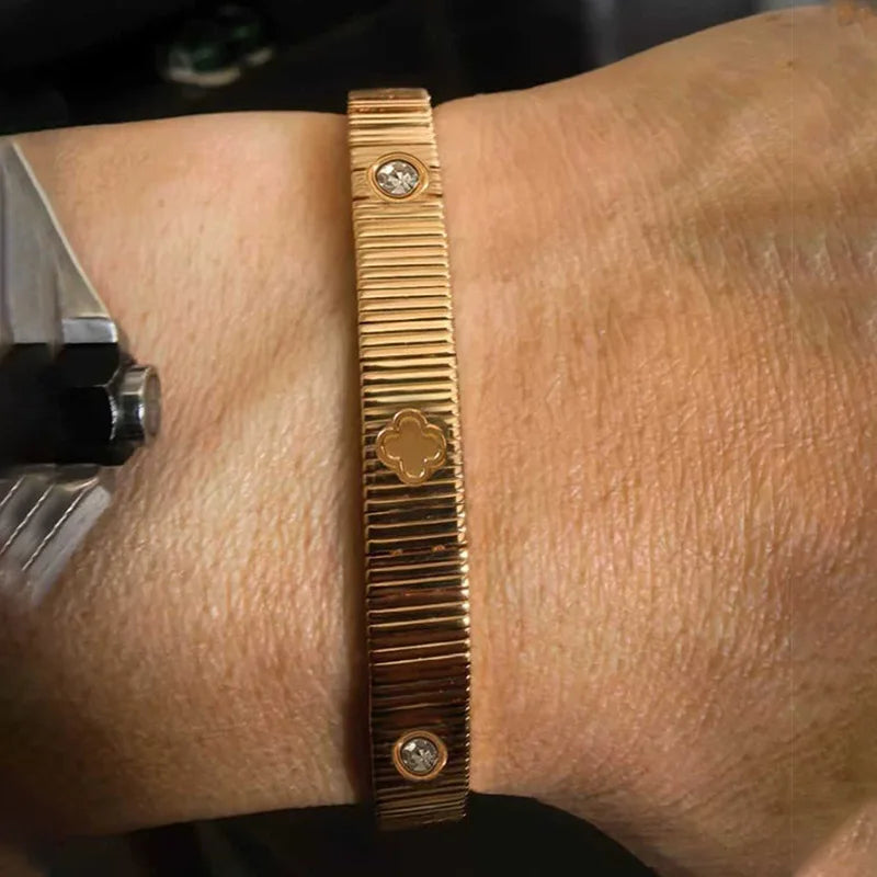 Fashionable Waterproof Non-Fading Titanium Steel Bracelet with Diamond-Encrusted Four-Leaf Flower Stripes, Versatile for Everyday Wear