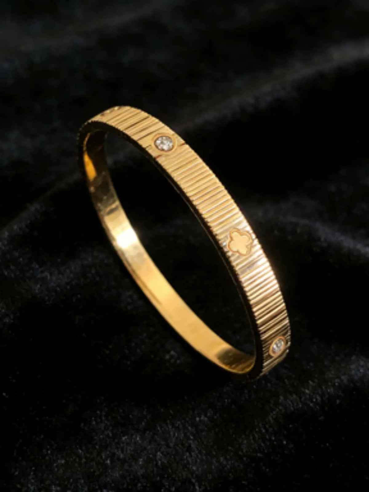 Fashionable Waterproof Non-Fading Titanium Steel Bracelet with Diamond-Encrusted Four-Leaf Flower Stripes, Versatile for Everyday Wear