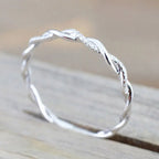 Bague fine torsadée minimaliste Huitan avec zircon cubique brillant