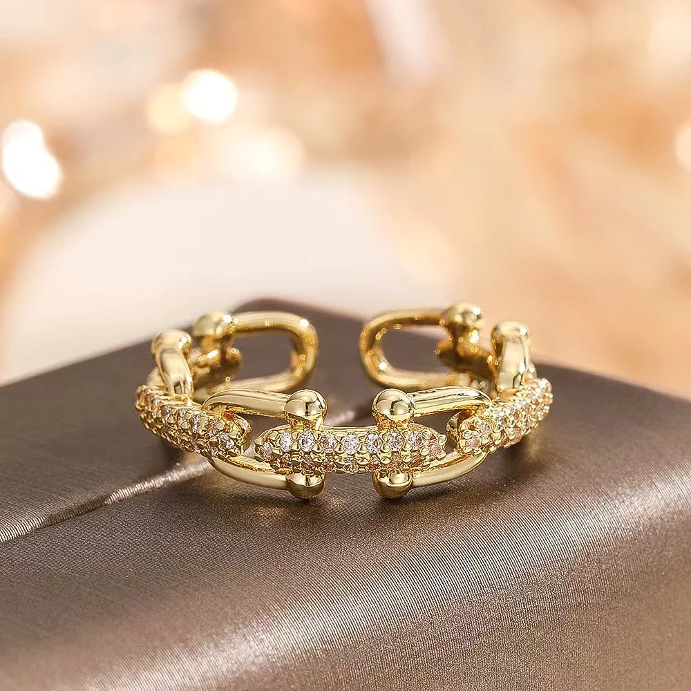 Micro-set zirconia link chain ring for women, exuding a cool and sophisticated vibe, designed for the index finger.
