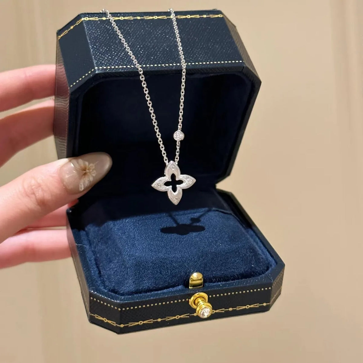 Gold-Plated Frosted Four-Leaf Clover Minimalist Clavicle Chain
