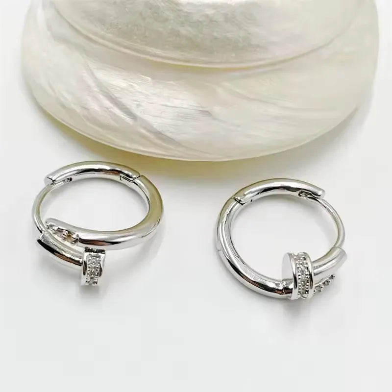Boucles d'oreilles créoles rondes en cristal brillant et charmantes pour femmes, boucles d'oreilles minimalistes en forme de clou, bijoux tendance or/argent