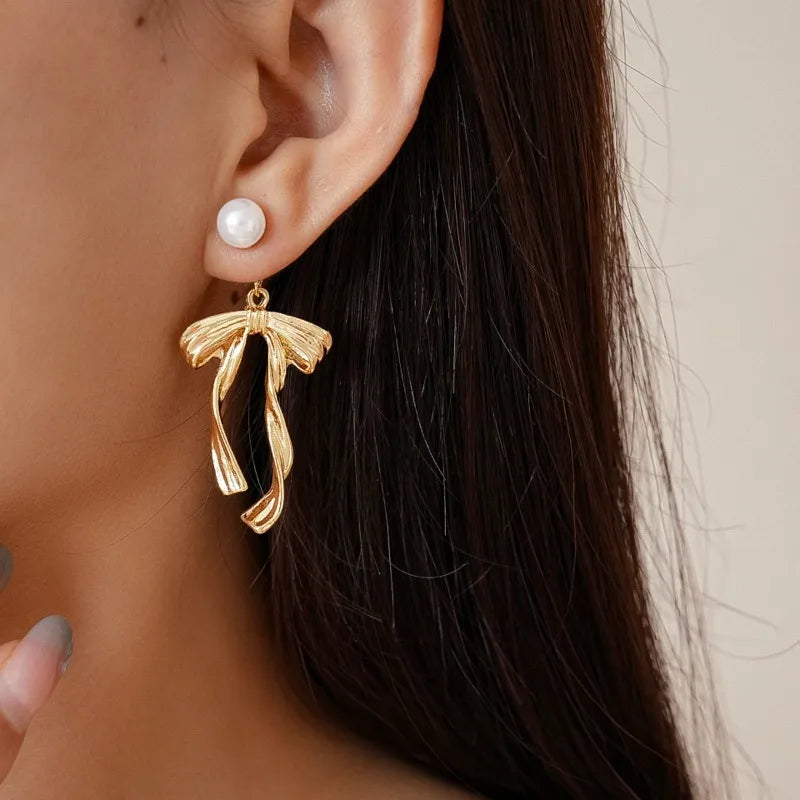 Elegant Metal Ribbon Bowknot Drop Earrings Fashion Party Jewelry, French Retro White Imitation Pearl Pendant Earrings for Women