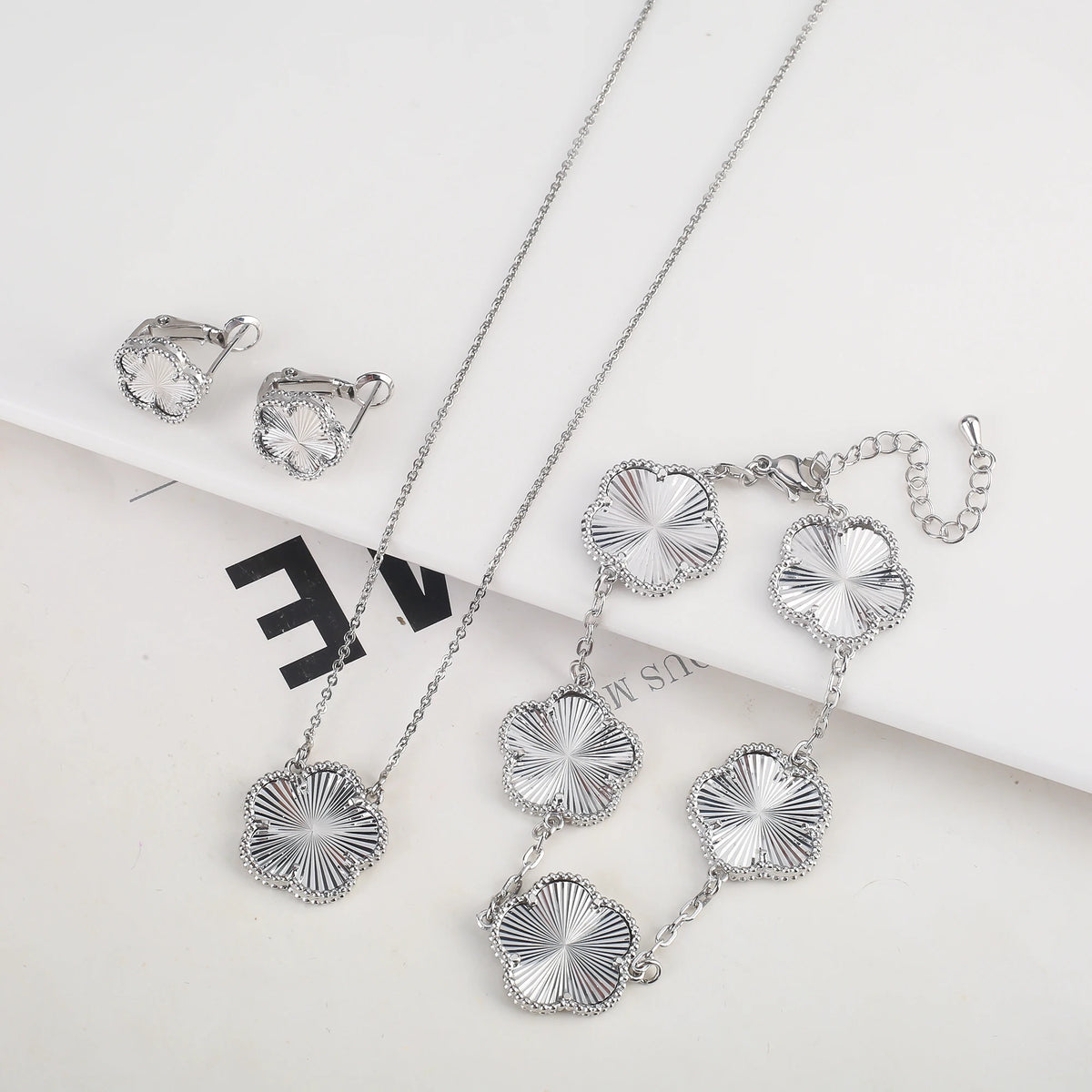 2025 Luxury Hot Selling Shiny Metal New Design Plant Five Leaf Flower Set 15mm Double Sided Women's Gilded Gift Clover