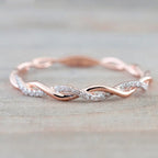 Bague fine torsadée minimaliste Huitan avec zircon cubique brillant