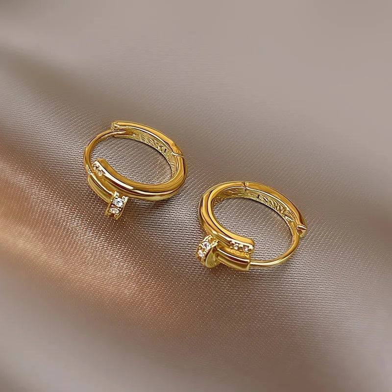 Boucles d'oreilles créoles rondes en cristal brillant et charmantes pour femmes, boucles d'oreilles minimalistes en forme de clou, bijoux tendance or/argent