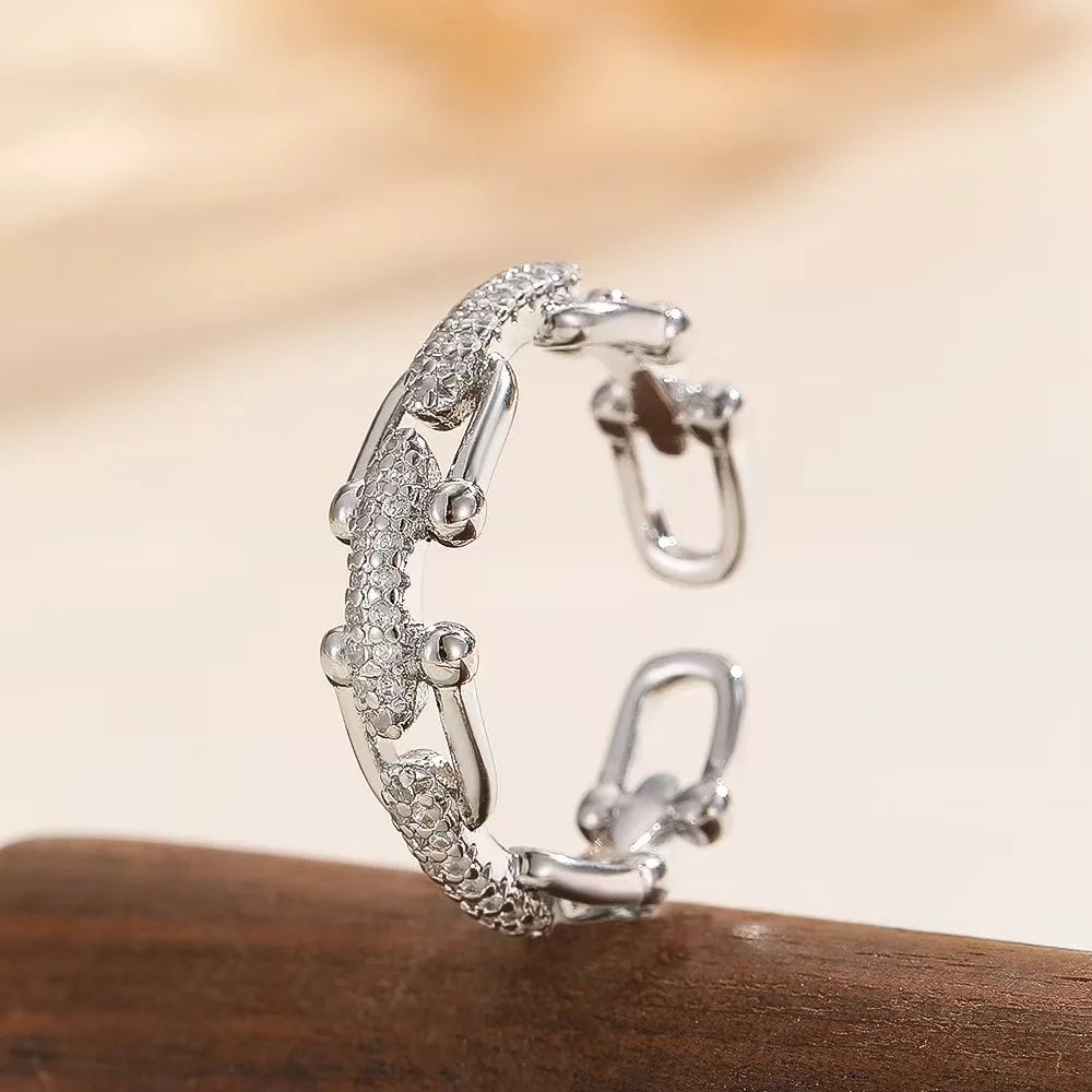 Micro-set zirconia link chain ring for women, exuding a cool and sophisticated vibe, designed for the index finger.