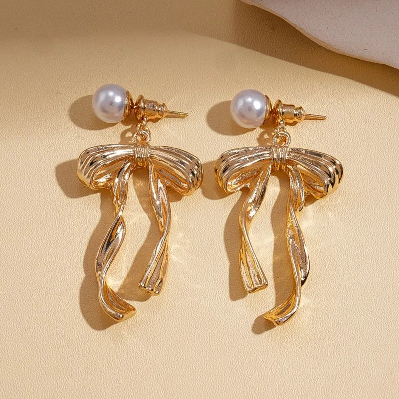 Boucles d'oreilles pendantes élégantes en métal en forme de nœud, bijoux de fête, boucles d'oreilles pendantes rétro françaises avec imitation perle blanche pour femmes